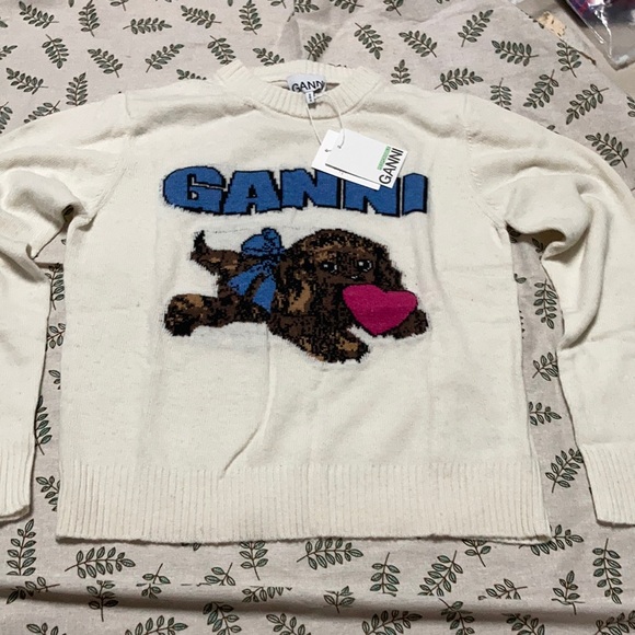 Women’s Ganni lovey Puppy wool sweater size large This sweater features a round